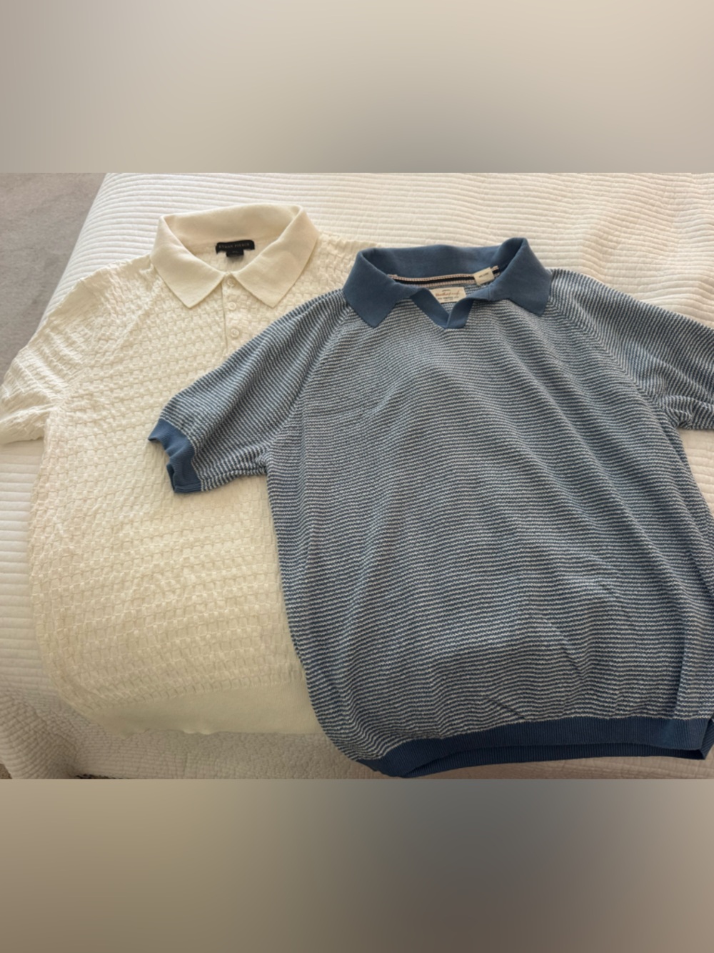Mens Bundle. Short sleeve sweater like top. Size L.